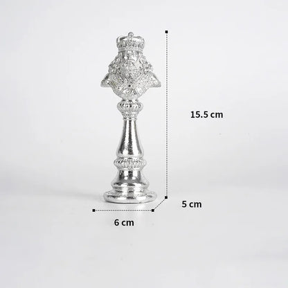 Elegante Schachfigurenskulpturen aus Kunstharz