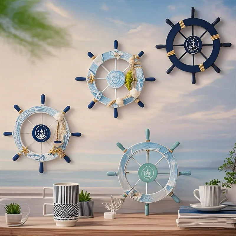 Wanddekoration aus Holz mit nautischem Schiffsrad