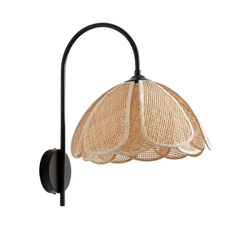 Rattan-Wandlampe mit Blumenmotiv