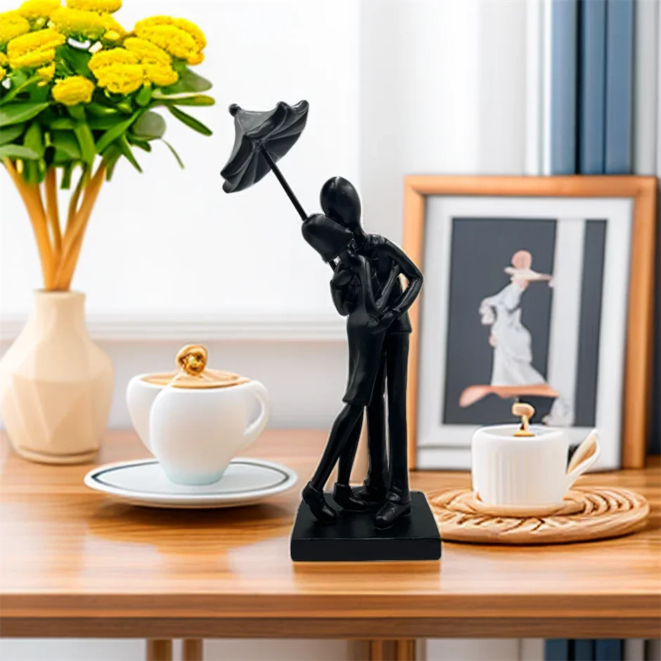 Liebende umarmen sich, Harzskulptur