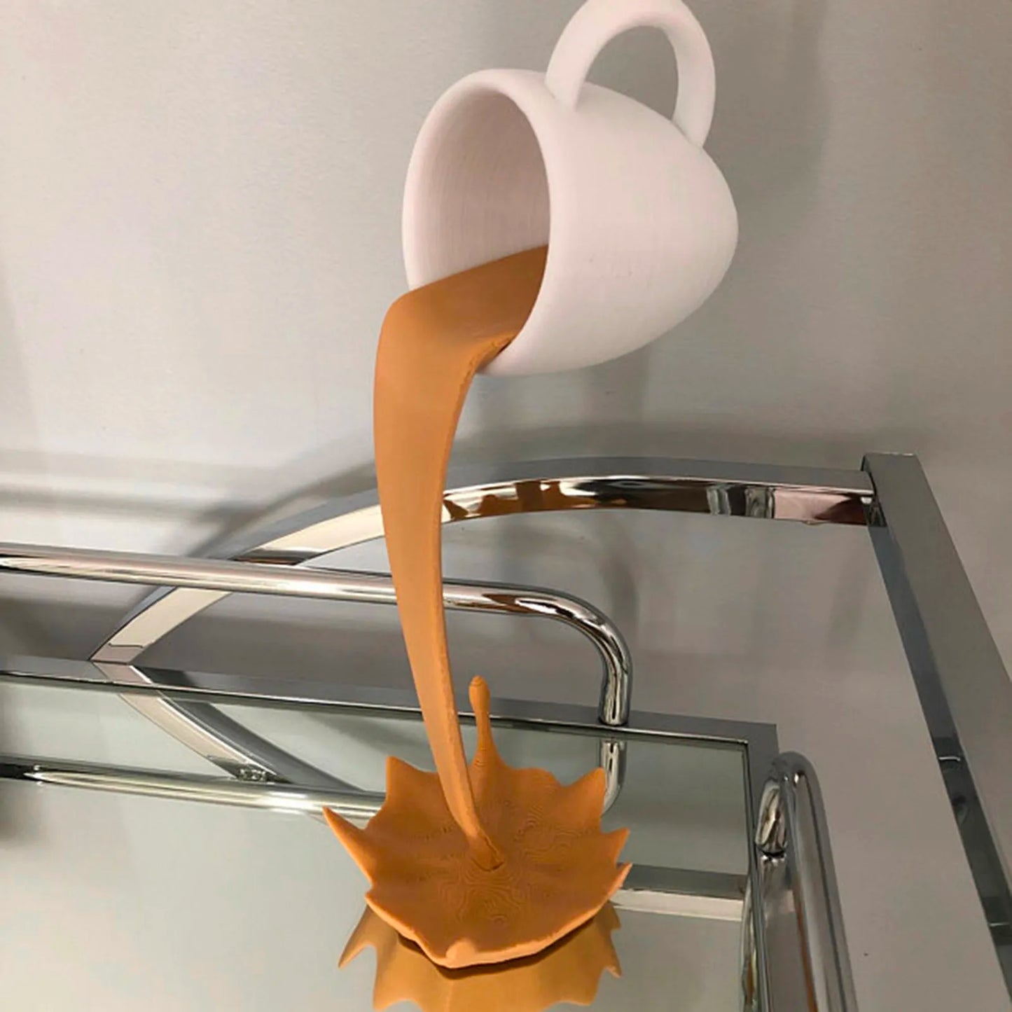 Sculpture flottante d'une tasse de café renversée