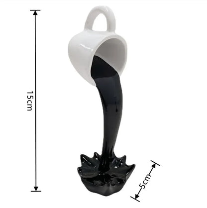 Sculpture flottante d'une tasse de café renversée