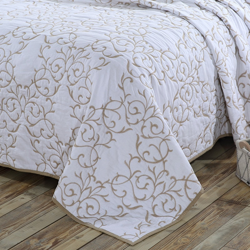 Embroidered Vines Quilt Set