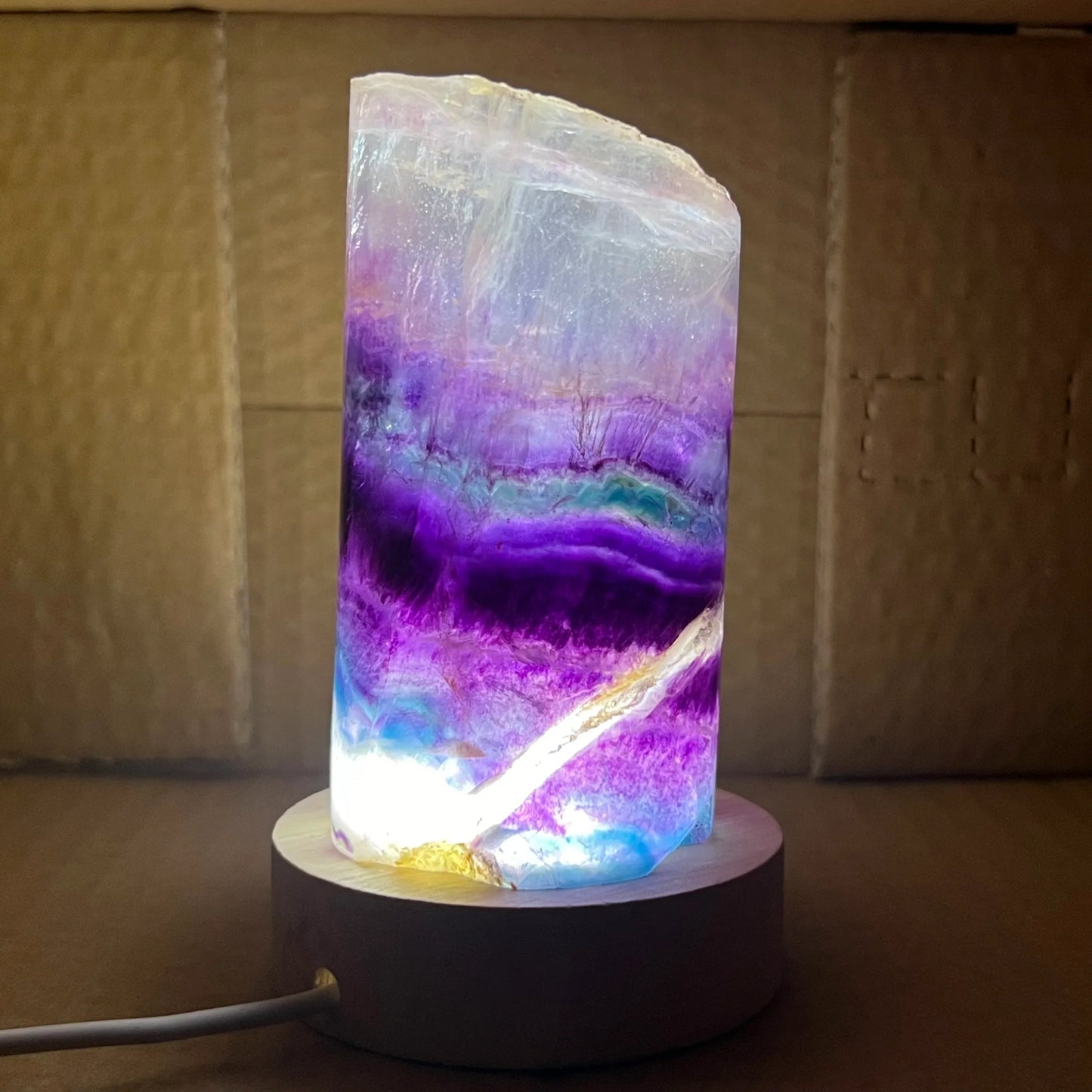 Lampada in cristallo di fluorite arcobaleno naturale