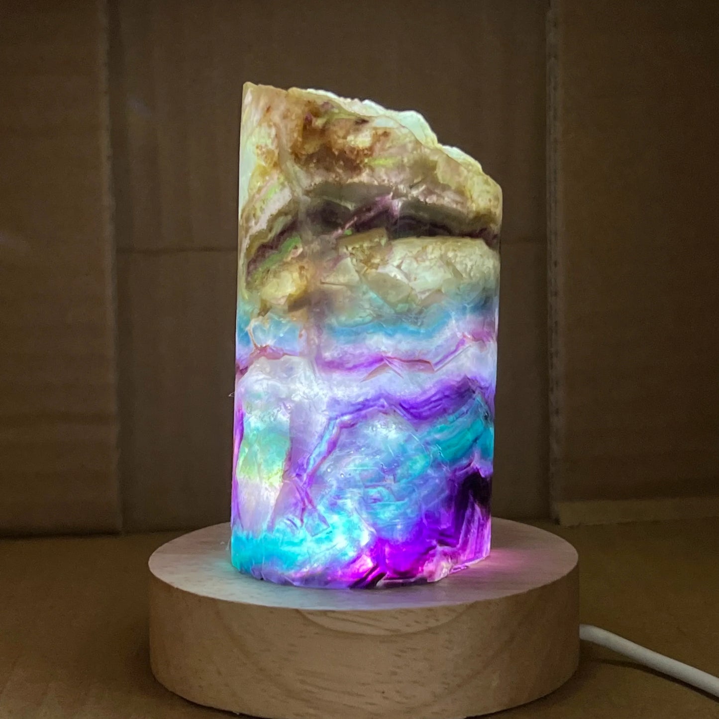 Lampada in cristallo di fluorite arcobaleno naturale