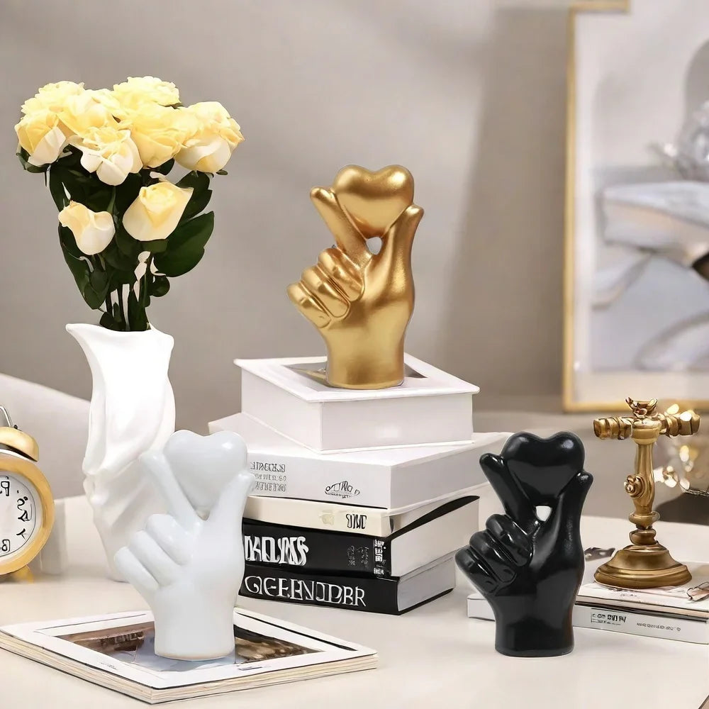 Sculpture moderne représentant un geste de la main en forme de cœur