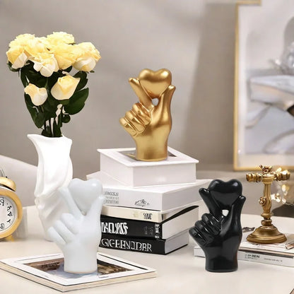 Sculpture moderne représentant un geste de la main en forme de cœur