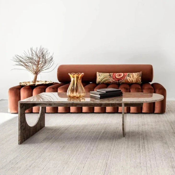 Ora Sofabank aus Samt im minimalistischen Design