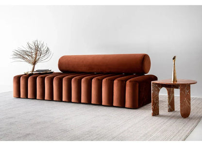 Ora Sofabank aus Samt im minimalistischen Design