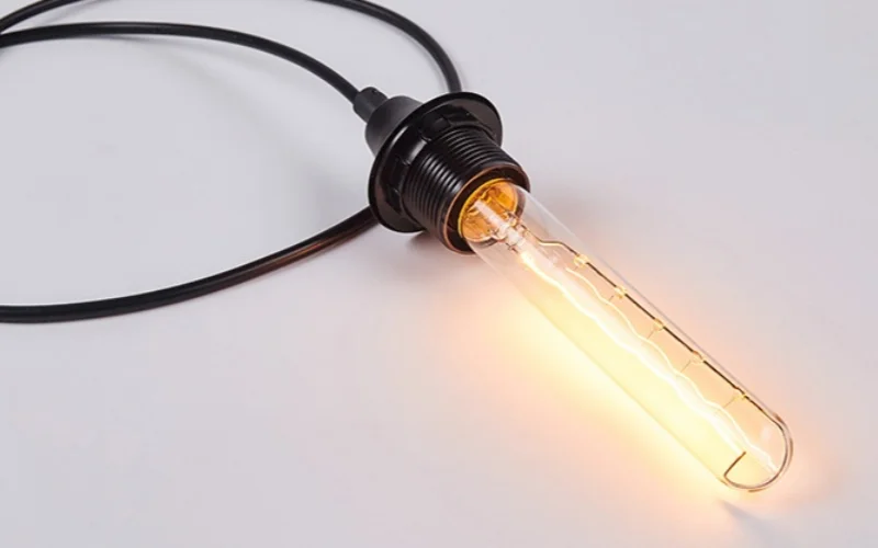 Nordische Pendelleuchte aus Holz und Glas