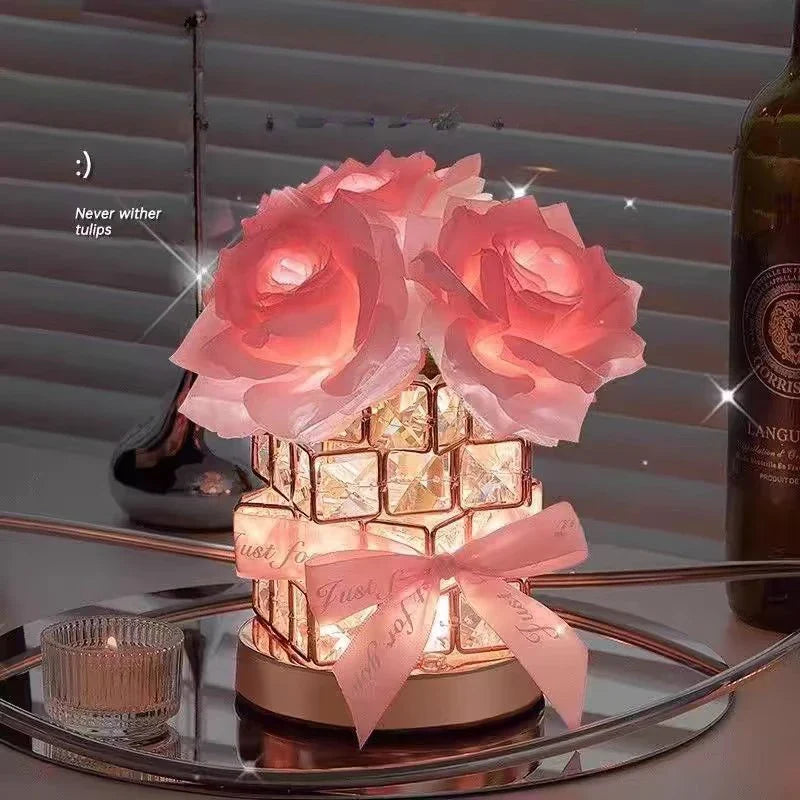 Romantische Tischlampe mit Kristallwürfel in Rosenform