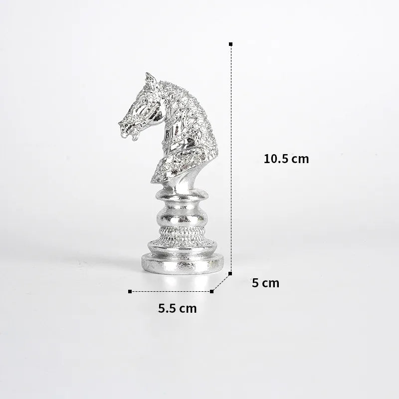 Elegante Schachfigurenskulpturen aus Kunstharz