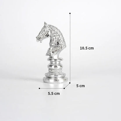 Elegante Schachfigurenskulpturen aus Kunstharz