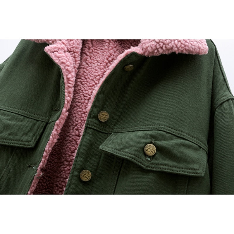 Veste en jean vert armée avec doublure en fourrure rose