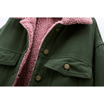 Chaqueta vaquera verde militar con forro de pelo rosa