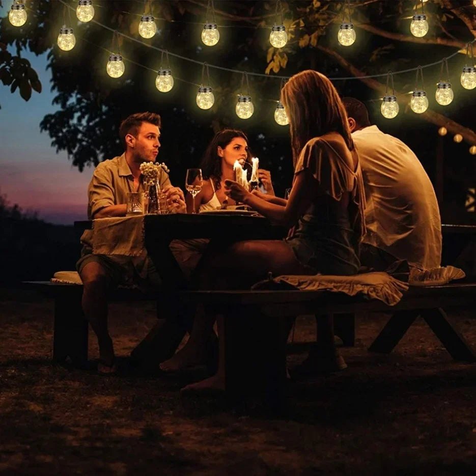 Lanternes solaires suspendues avec guirlandes LED