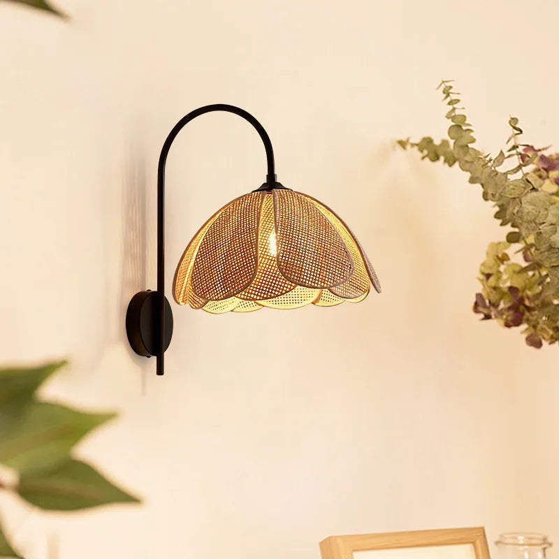 Rattan-Wandlampe mit Blumenmotiv