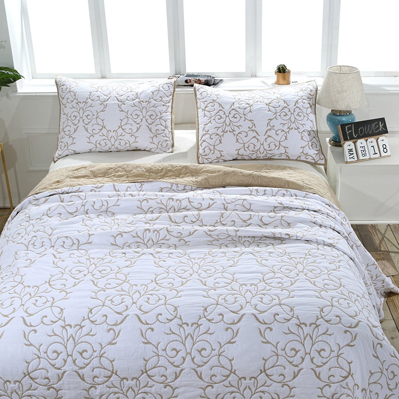 Embroidered Vines Quilt Set