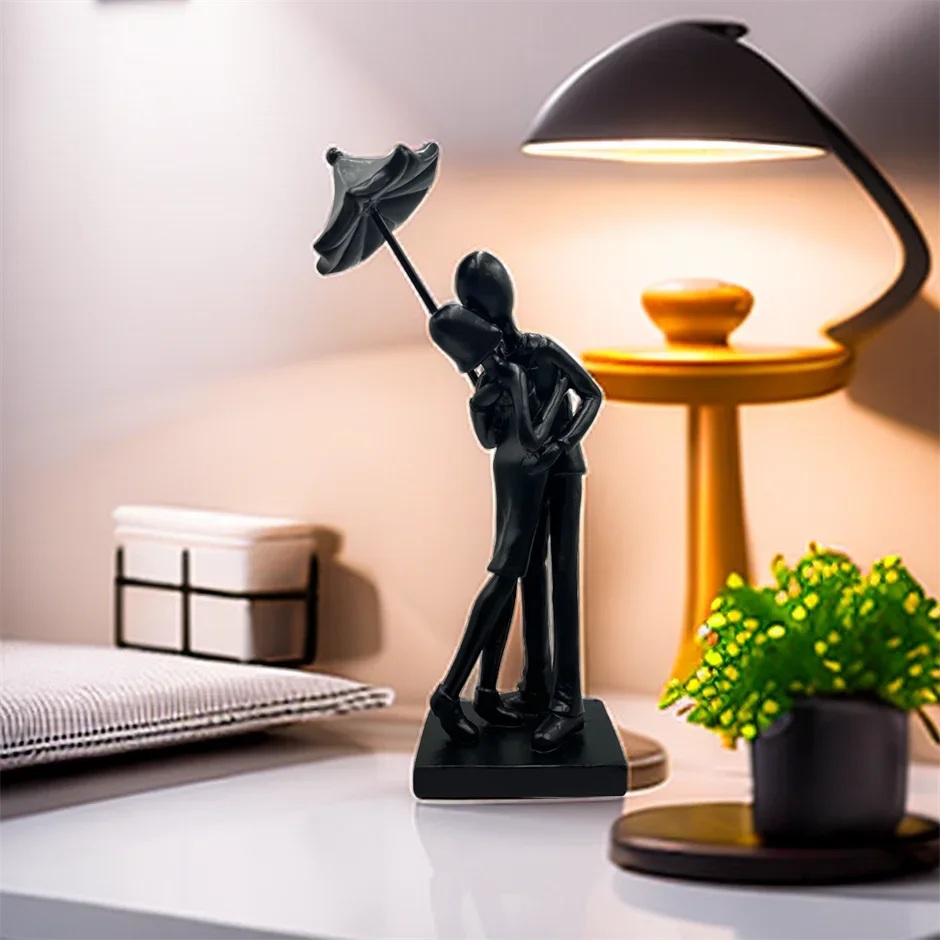 Liebende umarmen sich, Harzskulptur