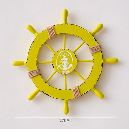 Wanddekoration aus Holz mit nautischem Schiffsrad