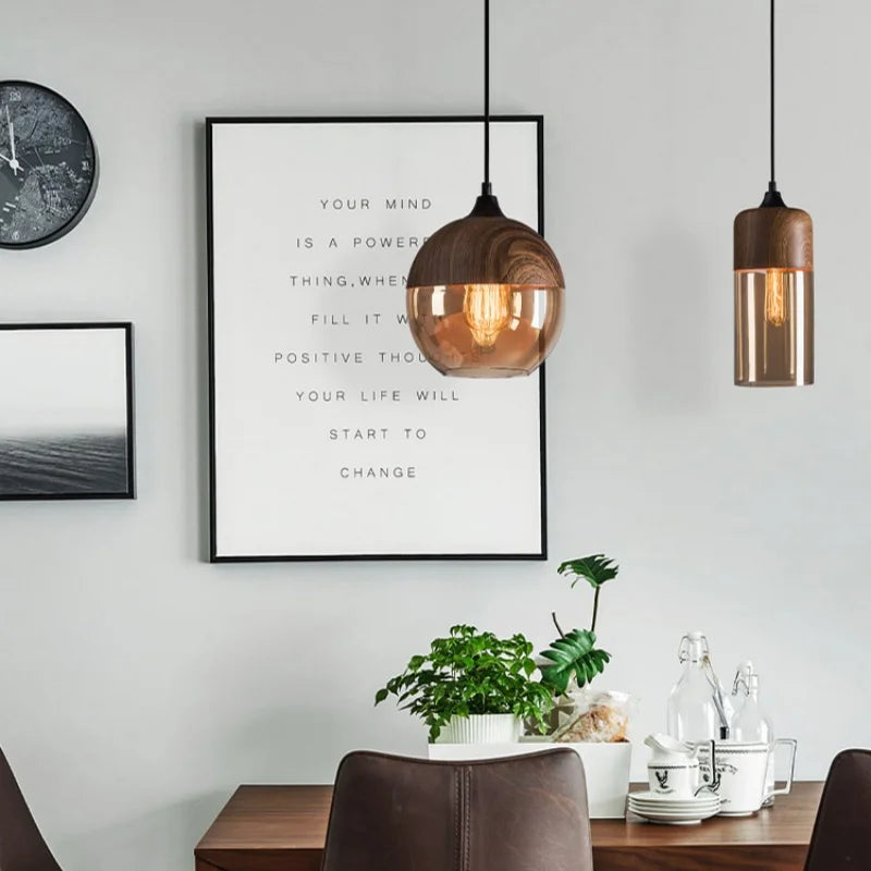 Nordische Pendelleuchte aus Holz und Glas