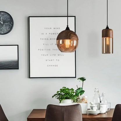 Nordische Pendelleuchte aus Holz und Glas