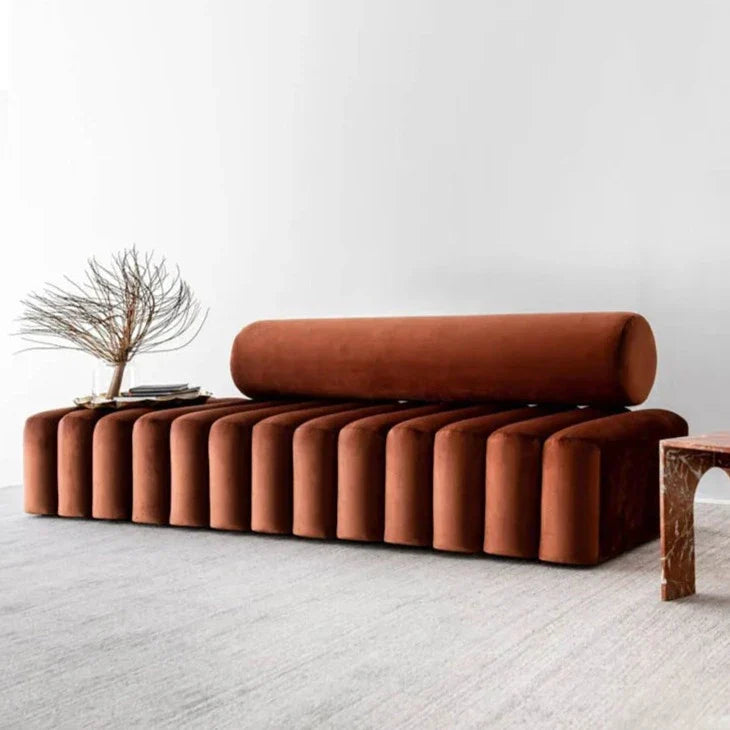 Ora Sofabank aus Samt im minimalistischen Design