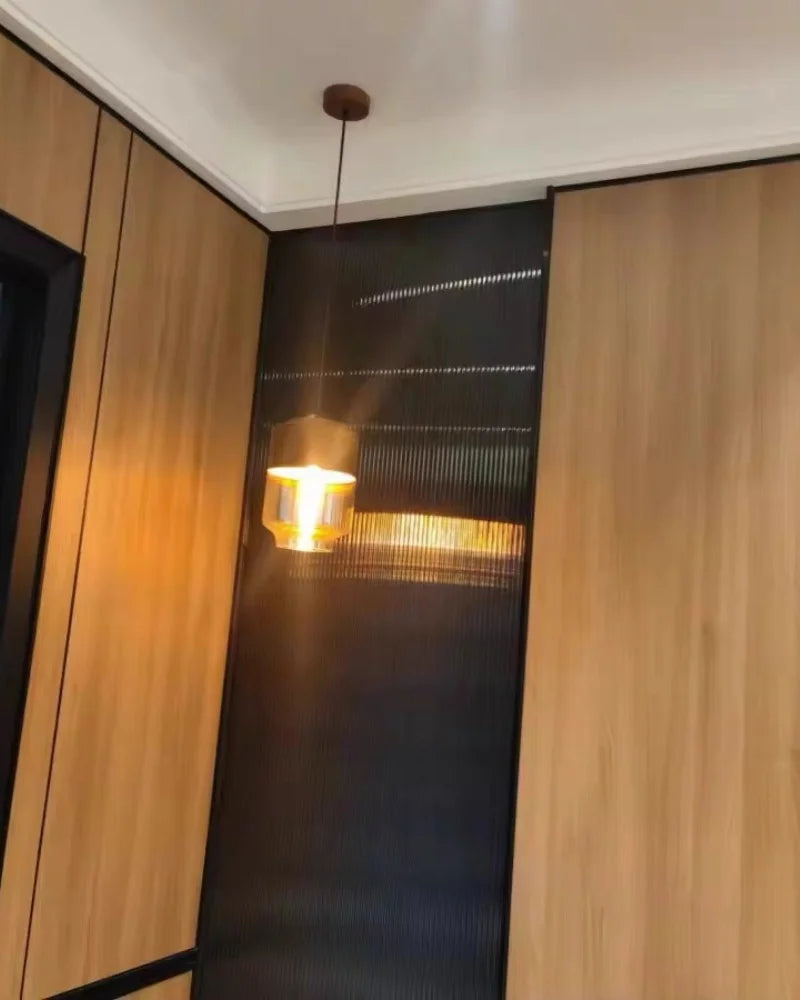 Nordische Pendelleuchte aus Holz und Glas