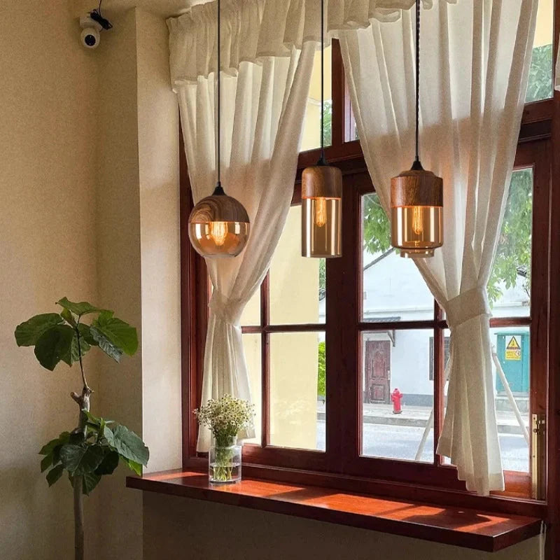 Nordische Pendelleuchte aus Holz und Glas