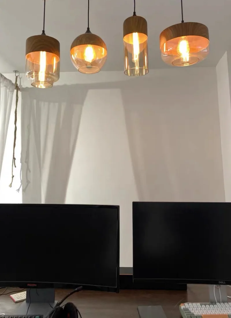 Nordische Pendelleuchte aus Holz und Glas