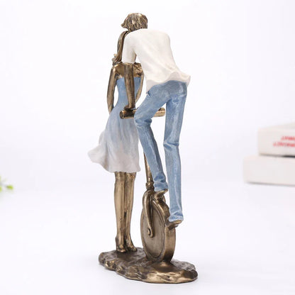 Romantisches Paar küssen Skulptur