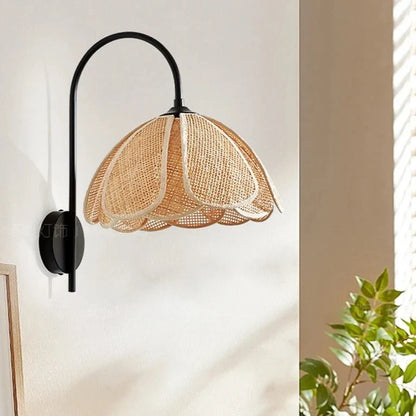 Rattan-Wandlampe mit Blumenmotiv