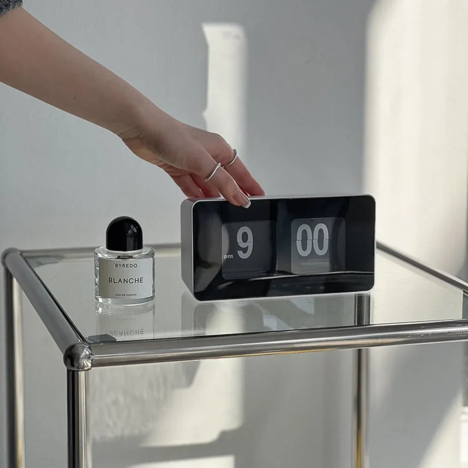 Minimalist Retro Automatic Flip Table Clock