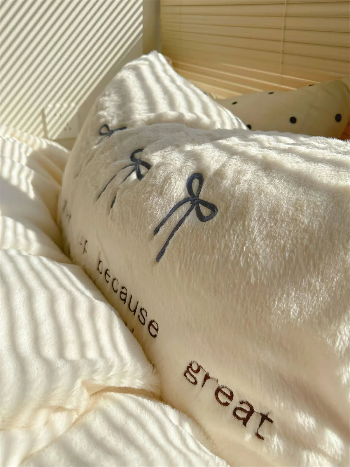 Cloud-Like Plush Tufted Bowknot Fleece Bedding Set