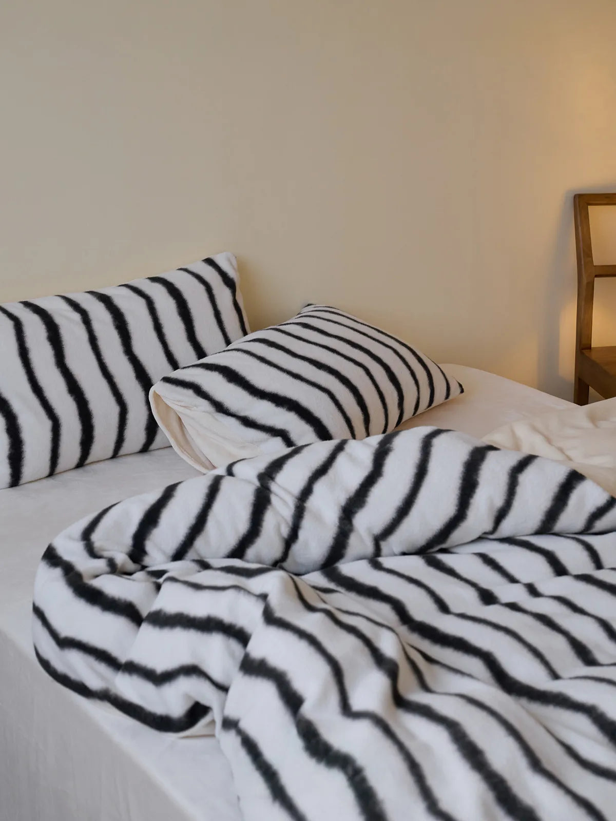 Plush Wavy Striped Flannel Fleece Bedding Set