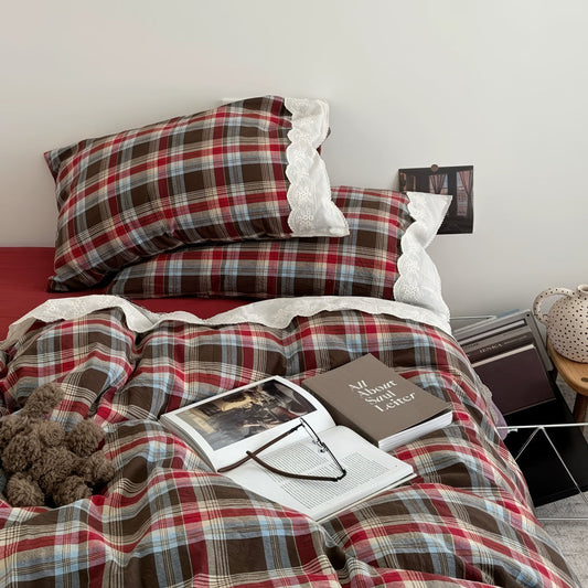 Bayerisches kariertes Bettwäscheset mit Rüschen