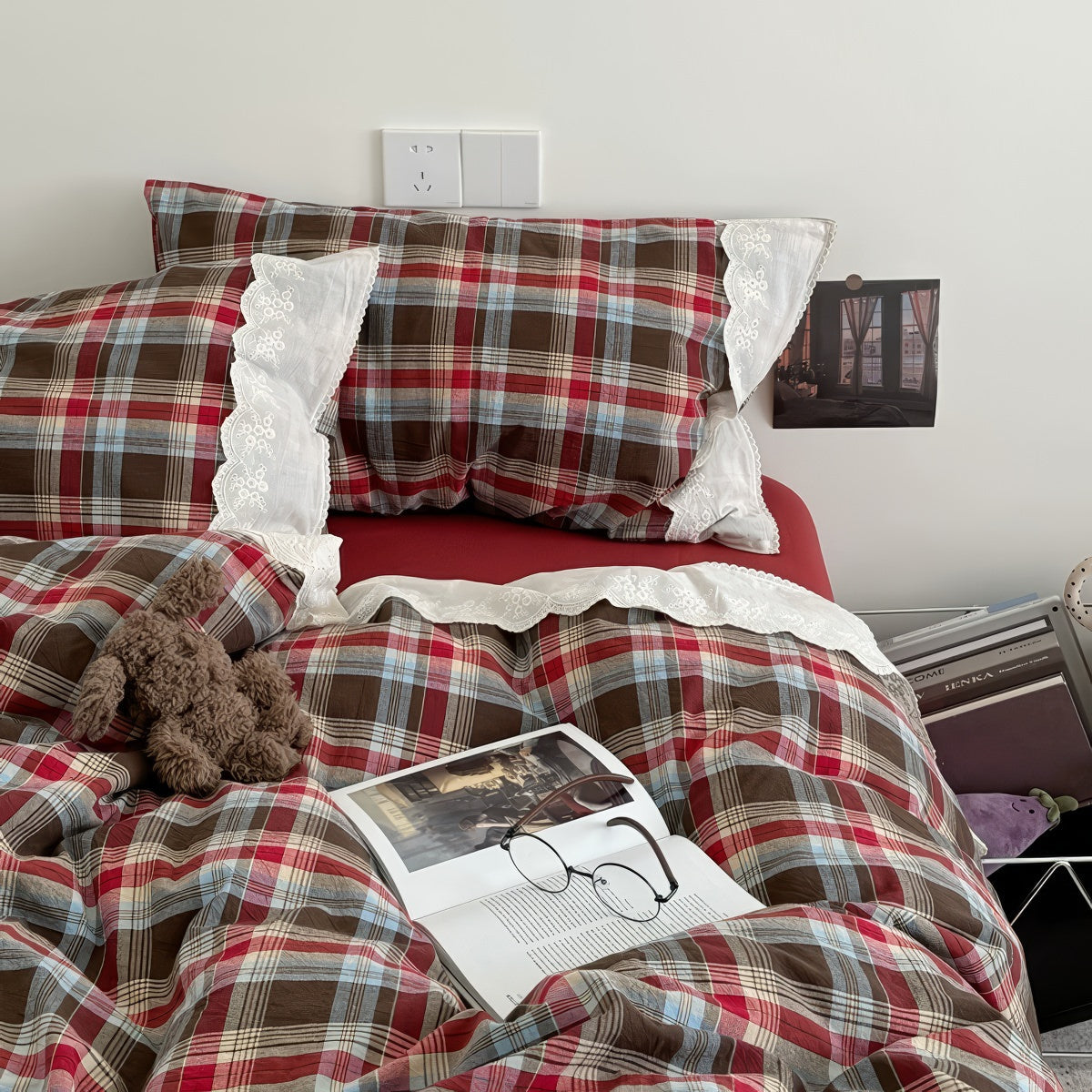 Bayerisches kariertes Bettwäscheset mit Rüschen