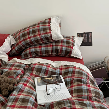 Bayerisches kariertes Bettwäscheset mit Rüschen