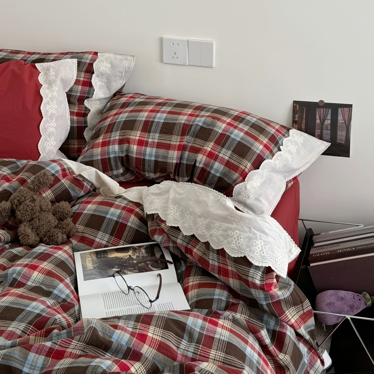 Bayerisches kariertes Bettwäscheset mit Rüschen