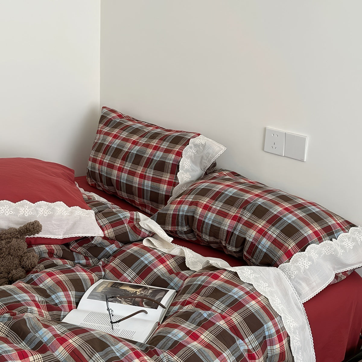 Bayerisches kariertes Bettwäscheset mit Rüschen