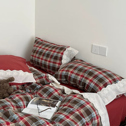 Bayerisches kariertes Bettwäscheset mit Rüschen