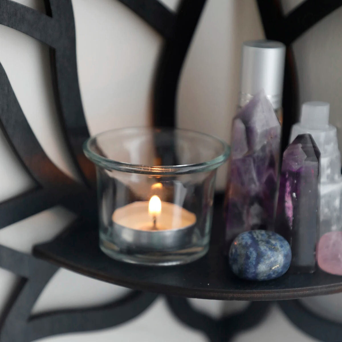 Schwarzes Eckwandregal aus Holz in Lotusform