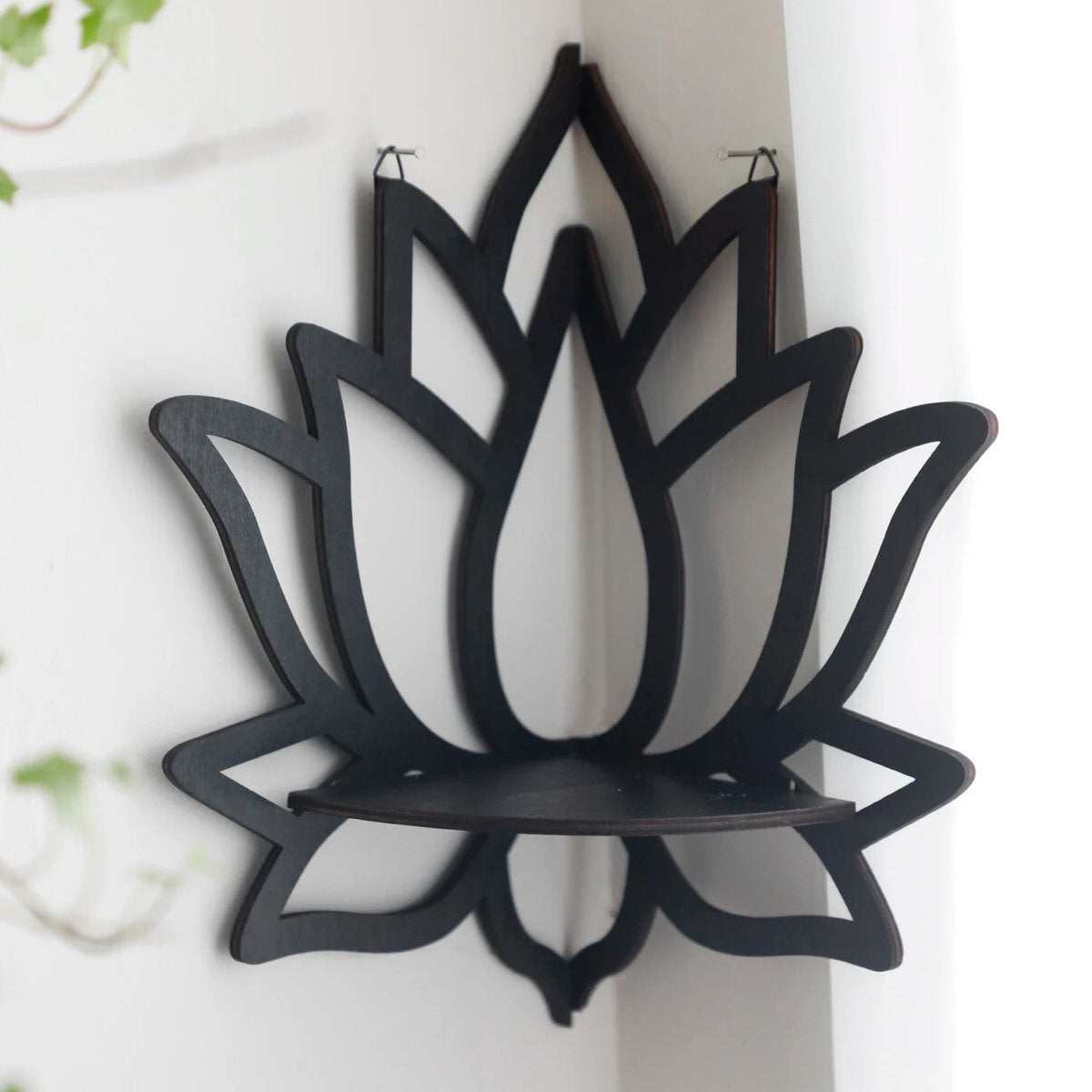 Schwarzes Eckwandregal aus Holz in Lotusform