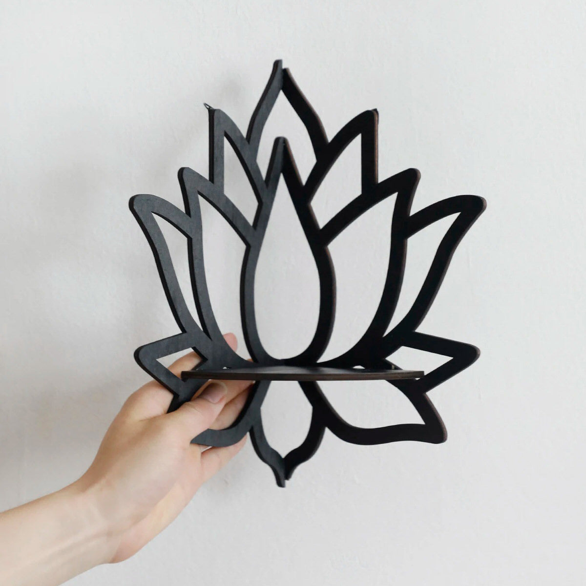 Schwarzes Eckwandregal aus Holz in Lotusform