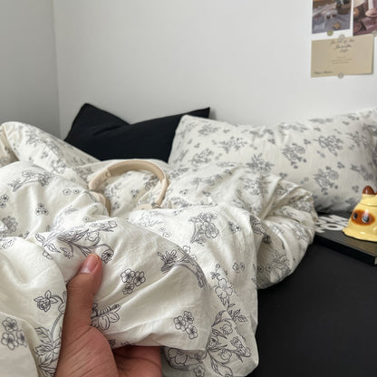 Bettwäscheset mit schwarzen Blumenumrissen