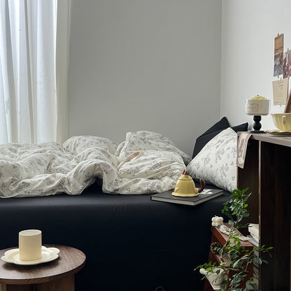 Bettwäscheset mit schwarzen Blumenumrissen