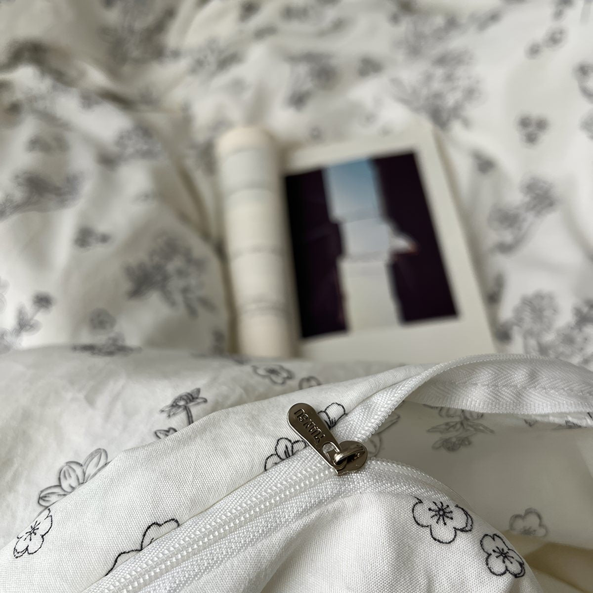 Bettwäscheset mit schwarzen Blumenumrissen