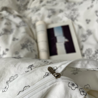 Bettwäscheset mit schwarzen Blumenumrissen