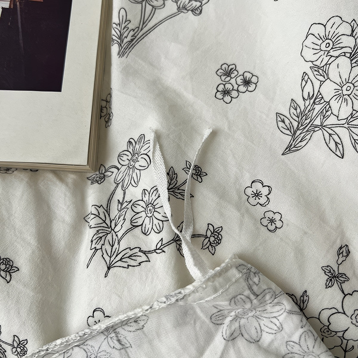 Bettwäscheset mit schwarzen Blumenumrissen
