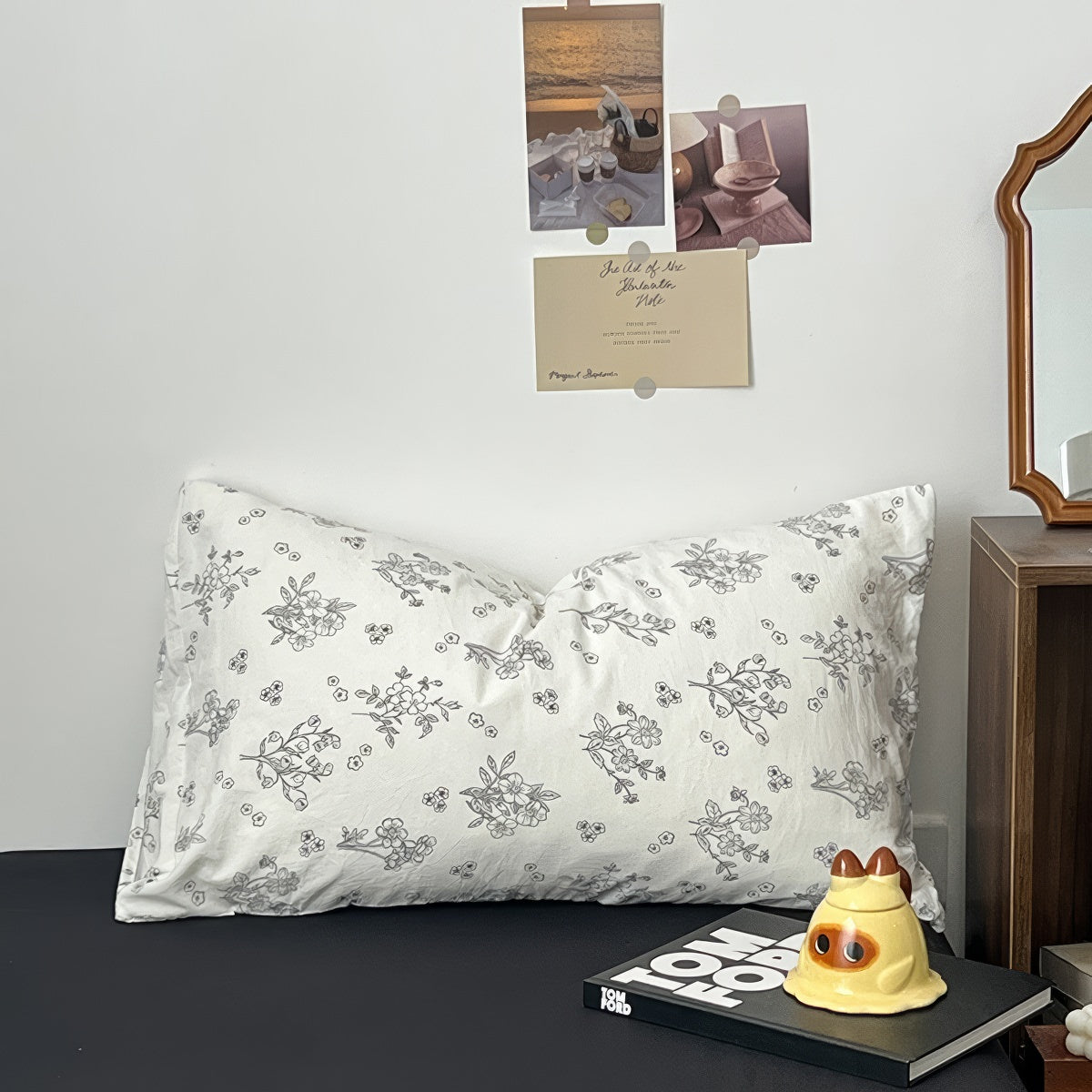 Bettwäscheset mit schwarzen Blumenumrissen